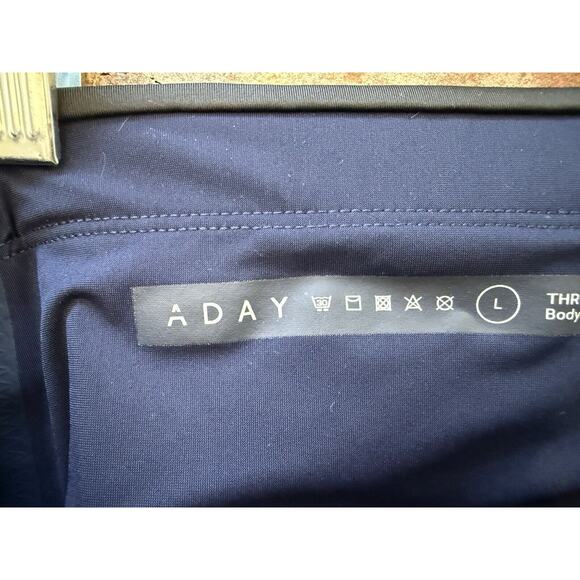 ADAY Throw & Roll Leggings Navy Black Gold zipper Pockets Size Large Stretchy - Picture 6 of 9